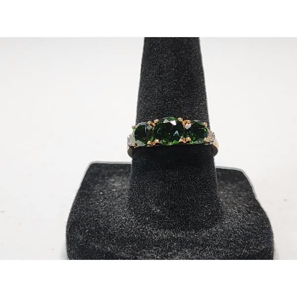 10K Yellow Gold Ring with Three Large Green Stones - Size 7 - TW: 1.9g
