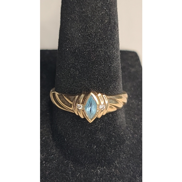 10K Yellow Gold Women's Ring With Blue Topaz & Diamonds - Size 8 - Weight: 2.4g 