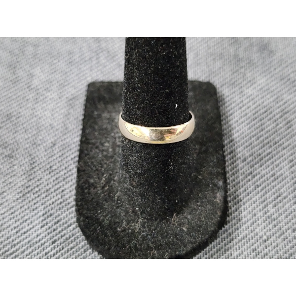 Nice 10K Yellow Gold Men's Wedding Band Ring Weighing 1.9 Grams ~ Size 7
