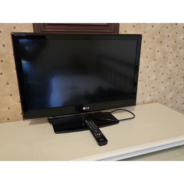 LG 26" TV With Remote - Works