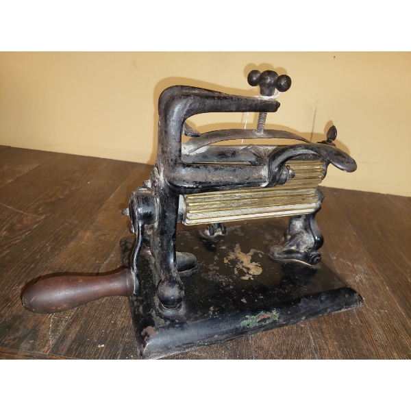 ca Mid 1800s - Large "UNIVERSAL" brand Table Top Mounted Fluter - For Garment Pleating - Exc Cond