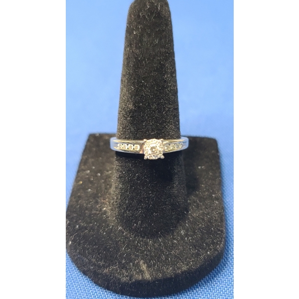 Women's 10K White Gold Ring With Diamonds - Size 6 - Weight: 1.9g