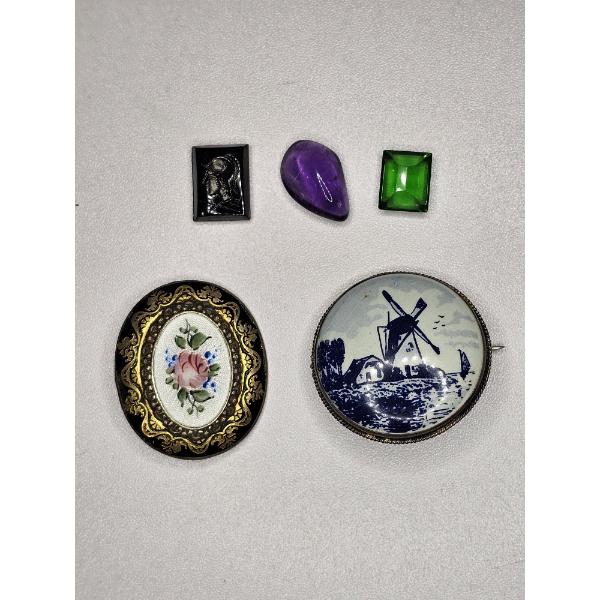 Two Brooches and Assorted Loose Stones