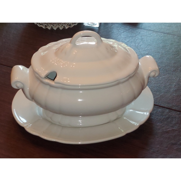 Porcelain Soup Tureens Loucarte' Portugal  - Includes 1 Platter / Underplate Mint condition