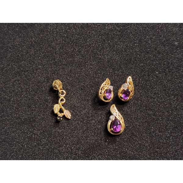 10K Jewely: Loose Leaf Earring, Matching Set Earrings & Pendant w/ Purple Stones & Diamonds TW: 2.9g