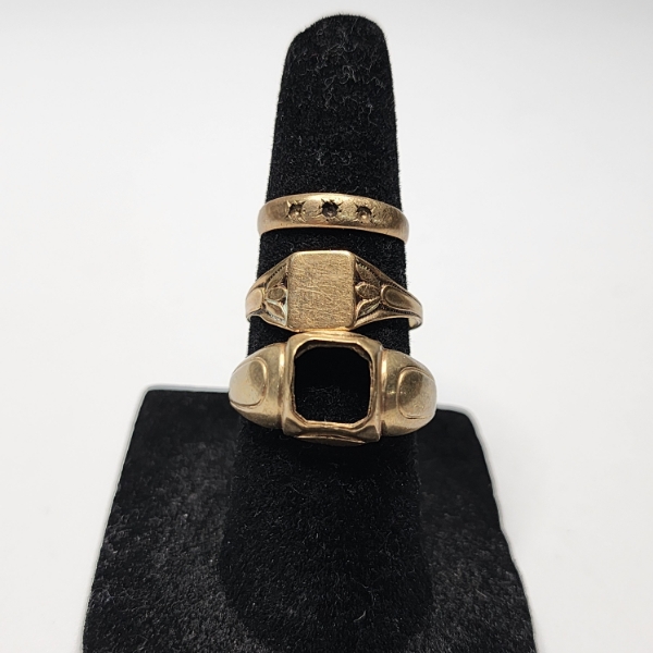 Three 10K Yellow Gold Small Rings - Total Weight: 3.5g