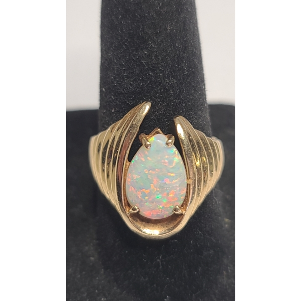 Vintage 14K Yellow Gold Cocktail Ring With Pear-shaped Australian Opal - Size 7.5 - Weight: 7.1g