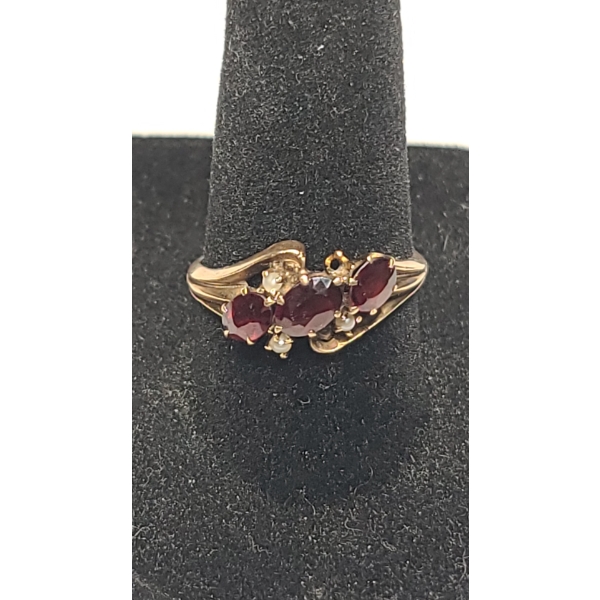 Vintage Women's 10K Yellow Gold Ring With Garnet - Size 8 - Weight: 2.8g