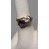 Image 3 : 10K Gold Ring Featuring Purple & White Stone Weighing 4.7 Grams