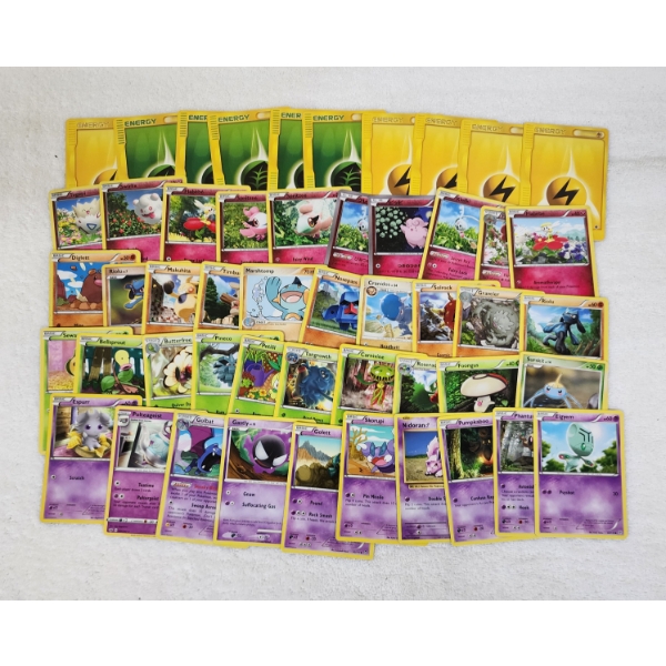 Large Lot of 50 Assorted Vintage Pokemon Trading Cards