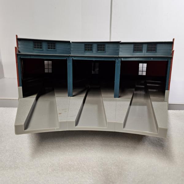 Atlas HO Scale 3-Stall Roundhouse Model Train Structure (38x40x9")