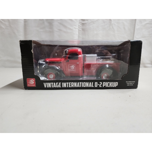 Vintage International D-2 Pickup 1:25 Scale Diecast Metal Replica - New in Box