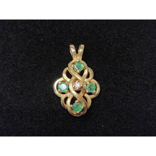 Beautiful 14K Yellow Gold Pendant with Emerald Gemstones and Diamond TW: 2.1g