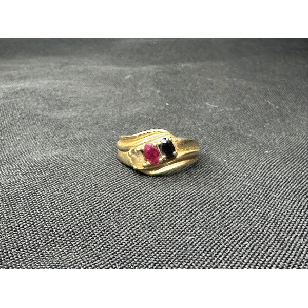 Stunning 14k Gold Ring with Three Stones, Total Weight 4.8g