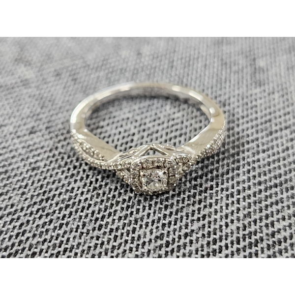 Stunning 10K White Gold Diamond Ring Weighing 3.1 Grams Ft. Approx. 0.85 Carat Diamond - Size 9 