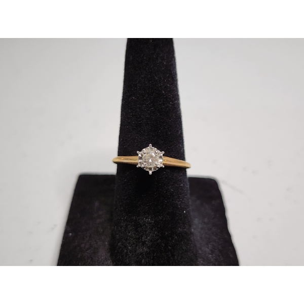 Gorgeous 14K Gold Solitaire Diamond Ring - Size 5 - TW: 1.7g