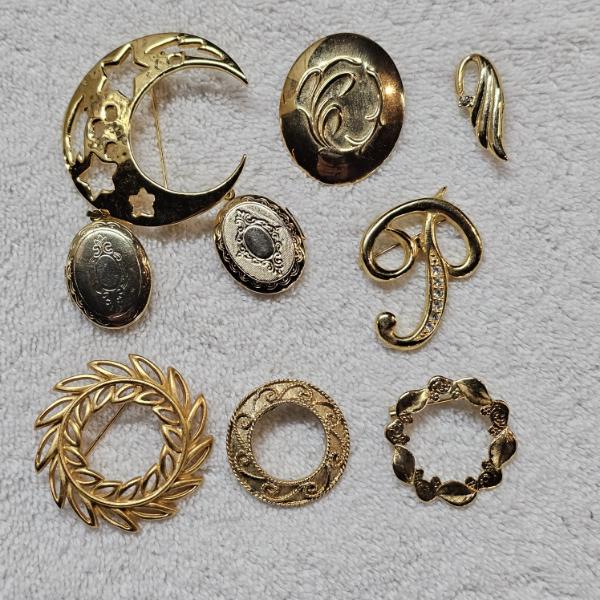 STUNNING!!! Vintage Gold Tone Mixed Brooch Pin and Locket Collection
