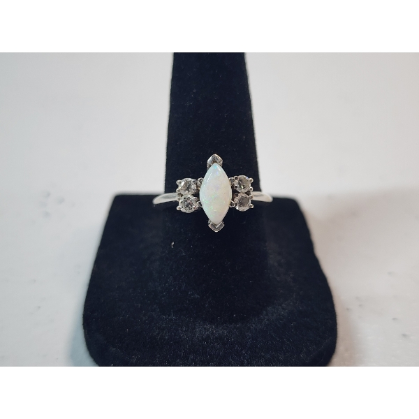  Beautiful Vintage-Style 14K White Gold Opal Ring - Size 7 - TW: 3.7g