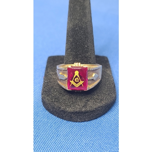 Men's 10K Gold Masonic Ring With Red Stone - Size: 13.5 - Weight: 6.6g