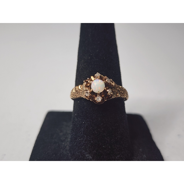Stunning Vintage 10K Gold Ring with Opal Centerstone - Size 6 - TW: 2.3g