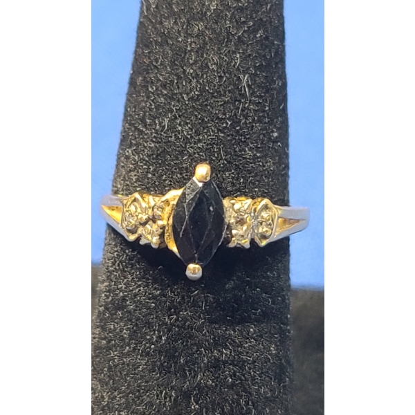 10K Gold Women's Ring With Dark And Clear Stones - Size: 4 - Weight: 1.6g