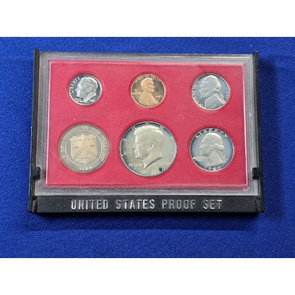 1982 - S United States Proof Set w/ Display Stand