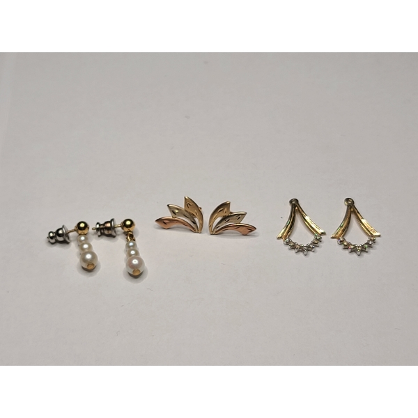 Collection Of 14K Gold Earrings Featuring Some Diamonds - Total Weight: 3.7g