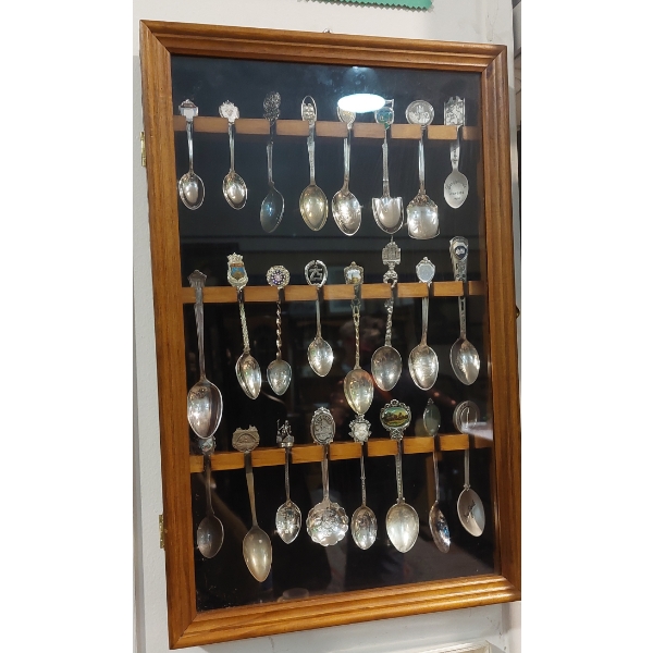 2nd Of Two:  24 Silver Plate Collector Spoons In Walnut Display Case - A Superb Value & Great Collec