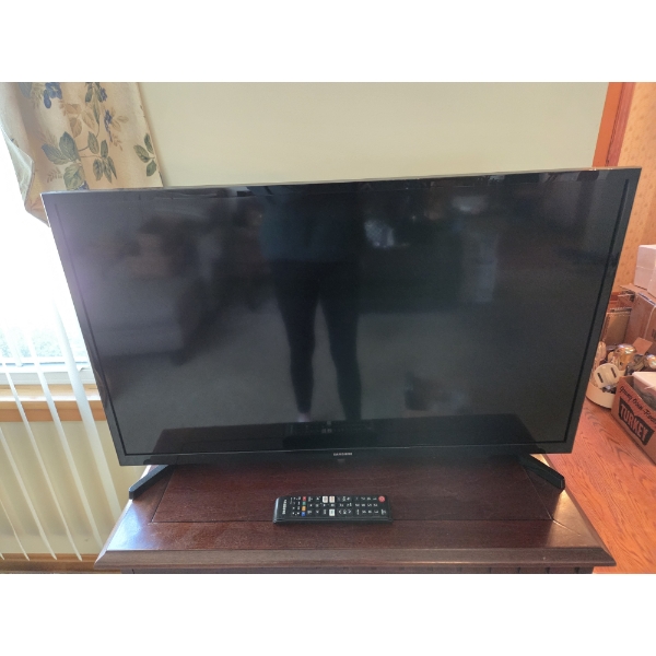 PICKUP IN CANTON - Excellent Condition 32'' Samsung TV With Remote 