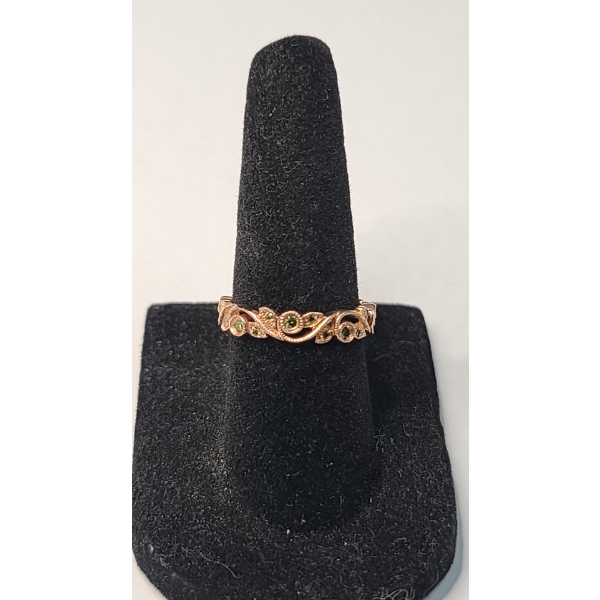 10K Rose Gold Filgree Wedding Band Embellished With Green Diamonds - Size 6 - Weight: 2.9g