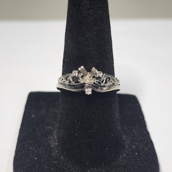 14K White Gold Ring with Beautiful Intricate Details - Size 6 - Total Weight: 3.4g