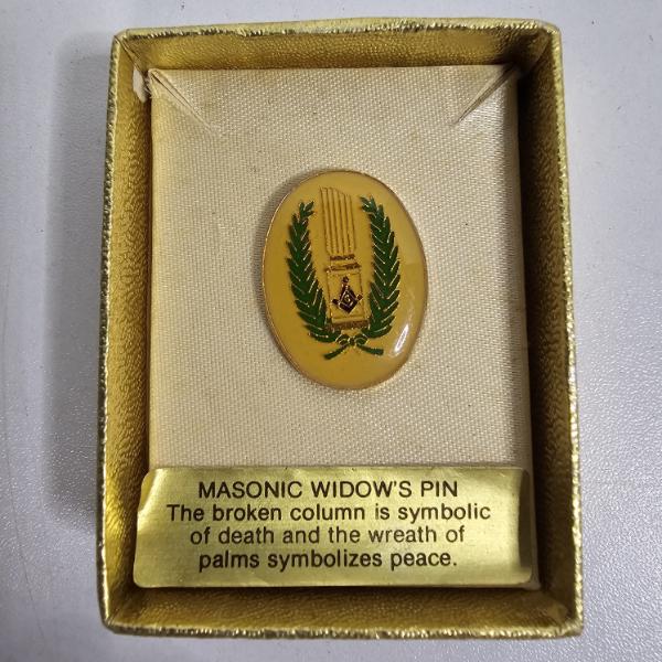 Vintage Masonic Widow's Pin Featuring Wreath Of Palms Symbolism In Original Gold Display Box