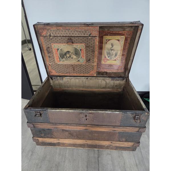 Pick Up Off Site- 115 Ely St. Alliance Oh .Vintage Trunk