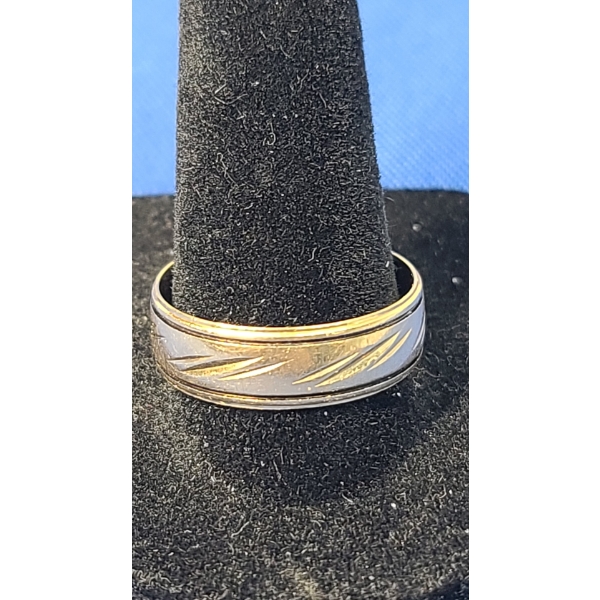 14K Gold Art Carved Ring - Size 11 - Weight: 4.4g 