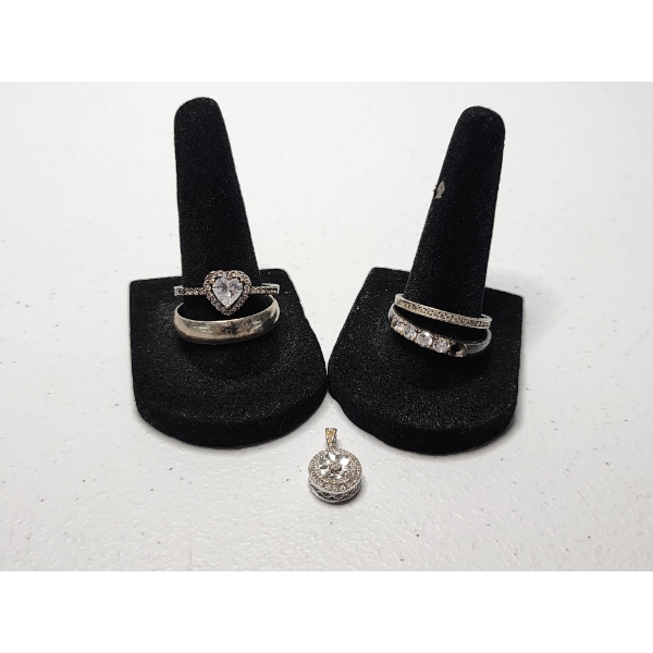 Sterling Silver Jewelry: Four Rings and Pendant TW: 13.9g