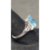 Image 3 : 10K White Gold Blue Topaz Cushion 4.30 Ct White Topaz Ring - Size 7 - Weight: 4.6g
