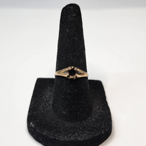 10K Yellow Gold Ring - Size 8 - Total Weight: 1.3g