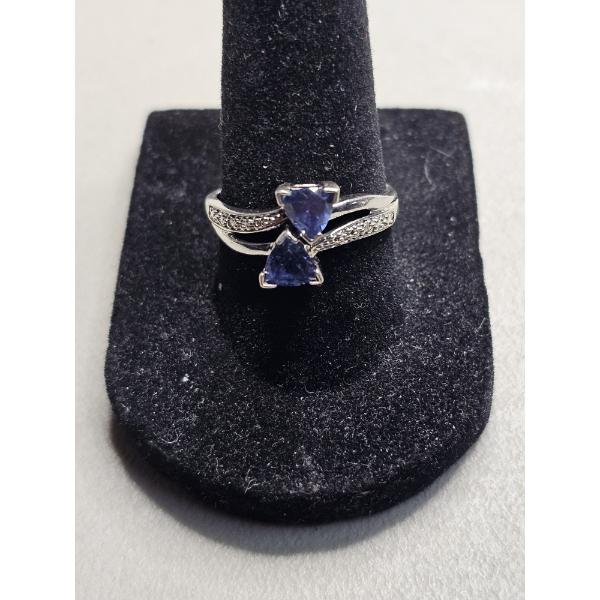 10k Gold Ring with Blue Stones - Size 8 ~ Weight 1.9g