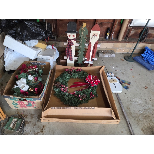 PICKUP IN CANTON - Great Outside Christmas Decorations Including Large Wreath, Flower Arrangements, 