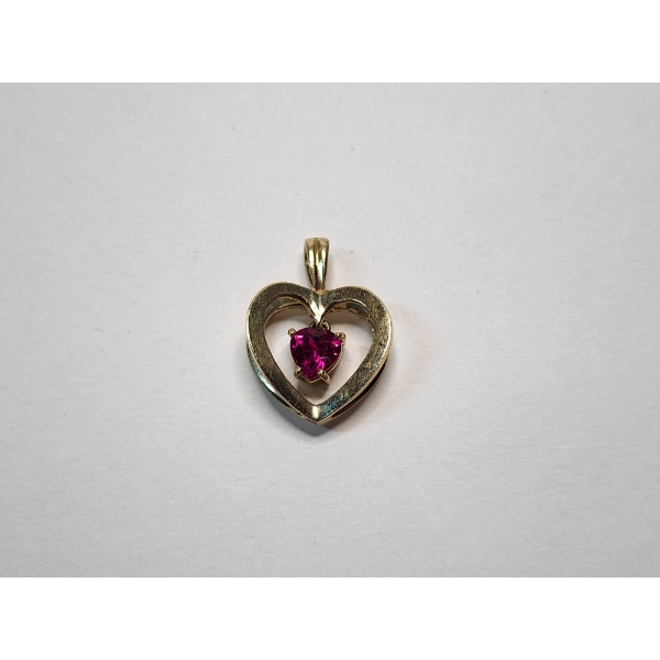 10K Yellow Gold Heart Pendant with Ruby Colored Center Stone TW: 1.8g