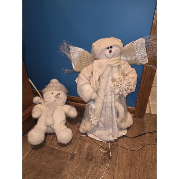 Excellent Condition 12" Lighted Snow Fam, Three 17" Hallmark Snow Angels, & Two White Snowmen