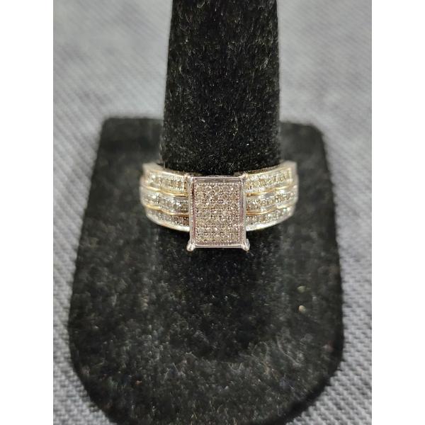 Stunning 10K Gold Ring With Approximately 1 Carat Worth of Small Diamonds Weighing 4.5 Grams