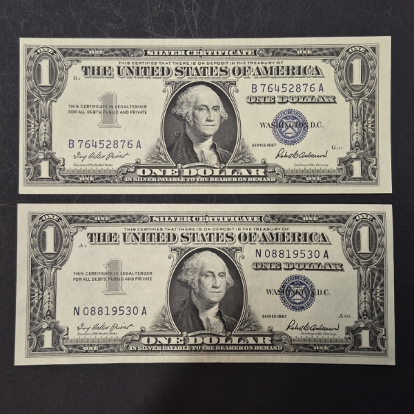 U.S. VINTAGE CURRENCY - 2 PCS - 1957 UNCIRCULATED BLUE SEAL $1 SILVER CERTIFICATES - SEE PICS