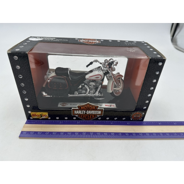 Harley Davidson FLSTS Heritage Springer 1:18 Scale Model