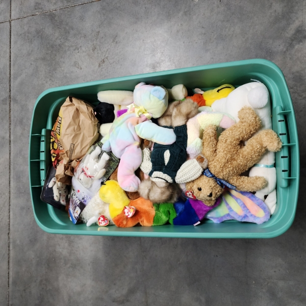 Large Tote Filled With Beanie Babies & Collectible Plushes