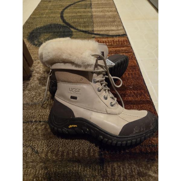 UGG Australia Size 7 Womans Lace Up Boots