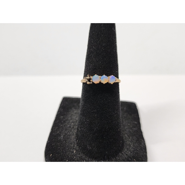 14K Gold Opal Ring (Missing One Stone) - Size 4 - Total Weight: 1.1g