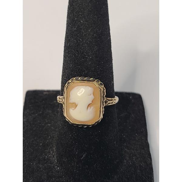 Vintage Women's 10K Gold Shell Cameo Ring - Size 6 - Weight: 2.4g