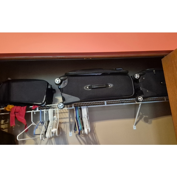Louisville Home Pickup - 3 Pcs Suitcase Set As Shown - Rollabout Style - See Pic