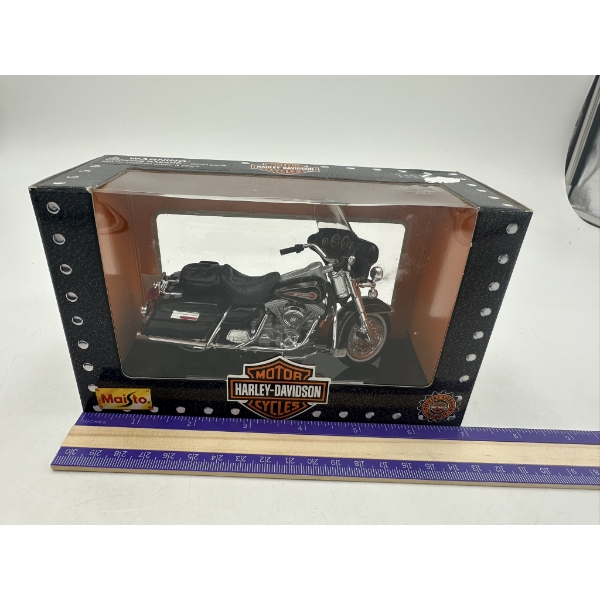 Harley Davidson FLHT Electra Glide Standard 1:18 Scale Model